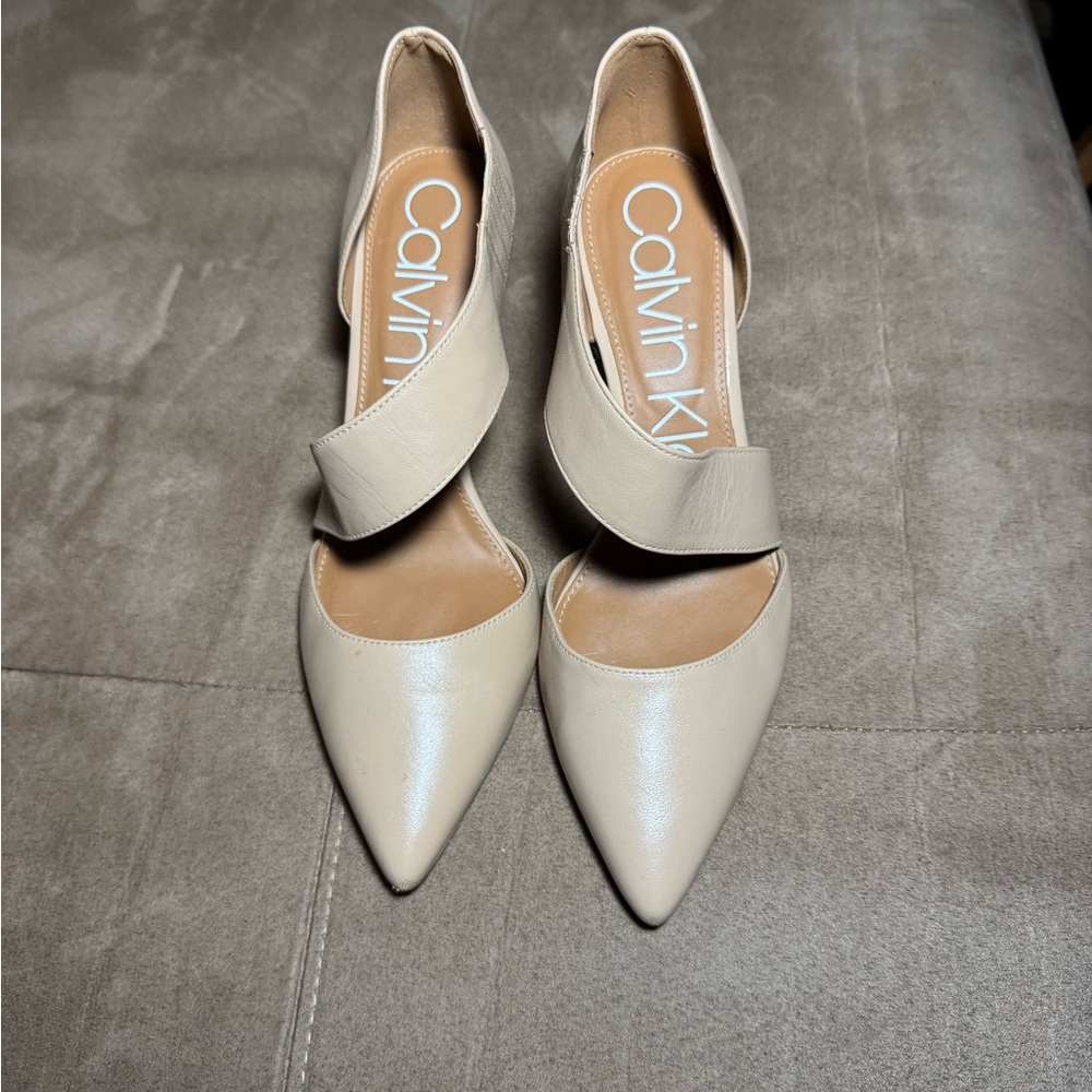 Classic Glam Cream Leather Size-7 3.5" Heels with Asymmetrical Strap - Picture 7 of 10